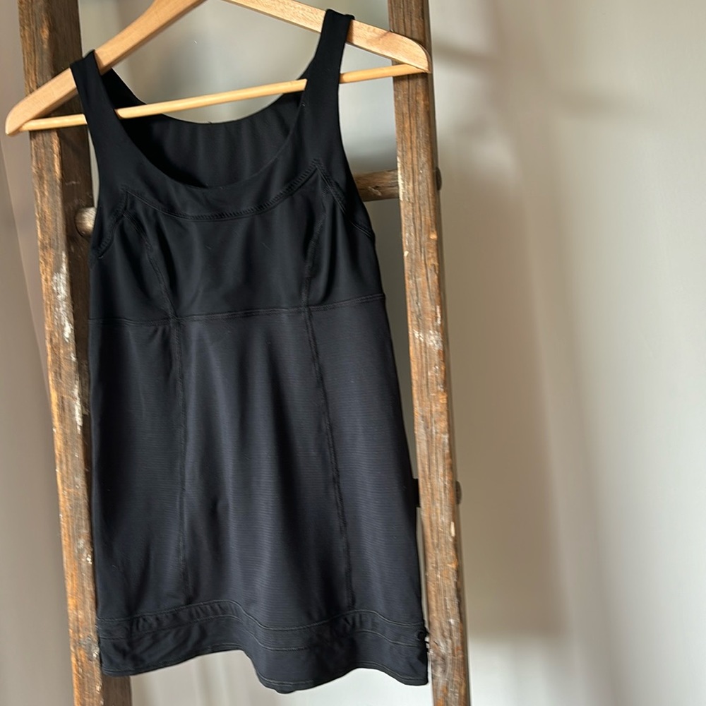 Lululemon elevate cinch waist tank. Great used condition. Size 4 missing tag